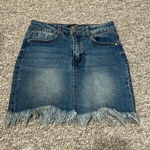 Black label size S denim mini skirt with frayed finishing.